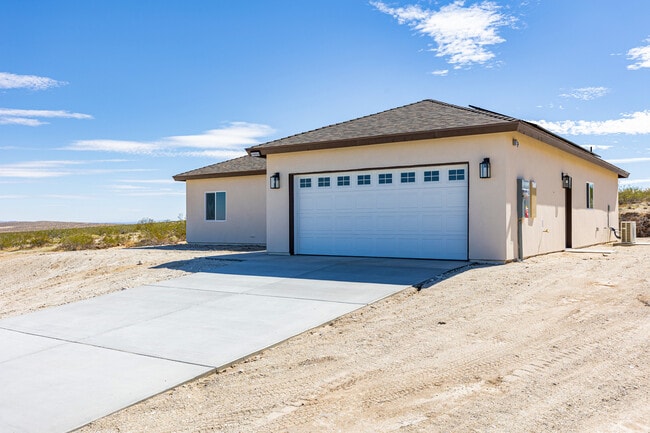 10654 Wilson Rd in California City, CA - Building Photo - Building Photo