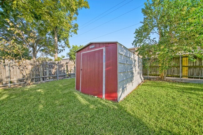 property at 5013 Camden Ln