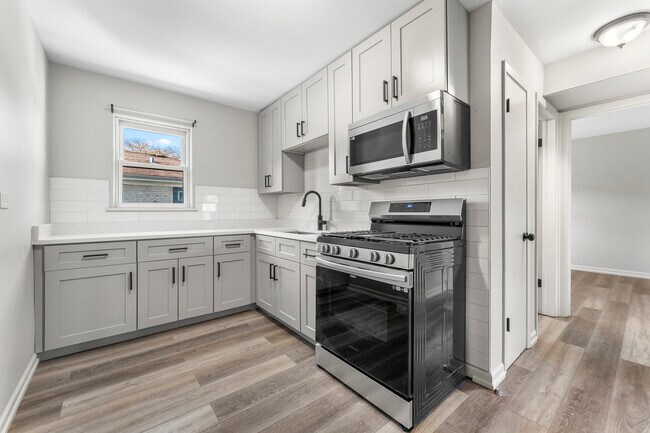 740 E North Broadway St in Lombard, IL - Building Photo - Building Photo