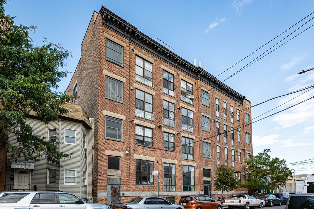 657 Morgan Ave in Brooklyn, NY - Building Photo