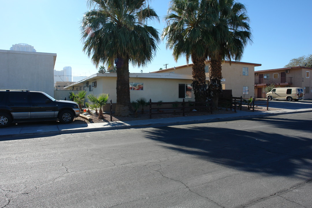 229 W Chicago Ave in Las Vegas, NV - Building Photo