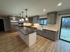 1323 Dogwood Dr in Santa Rosa, CA - Building Photo - Building Photo