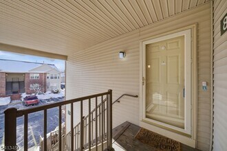 8 Jennifer Dr in East Hanover, NJ - Building Photo - Building Photo