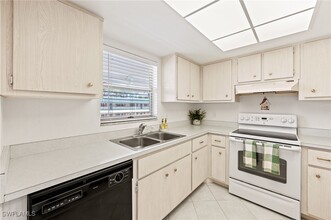 300 Valley Stream Dr in Naples, FL - Building Photo - Building Photo
