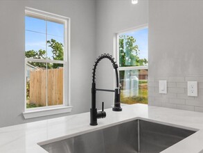 4124 Vaughn St, Unit A in Houston, TX - Foto de edificio - Building Photo