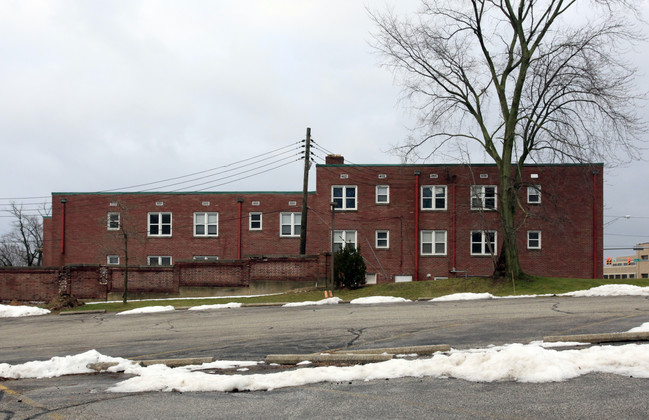 St. James Court Apartments in South Bend, IN - Foto de edificio - Building Photo