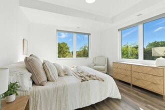 Alma College Square in St Thomas, ON - Building Photo - Building Photo