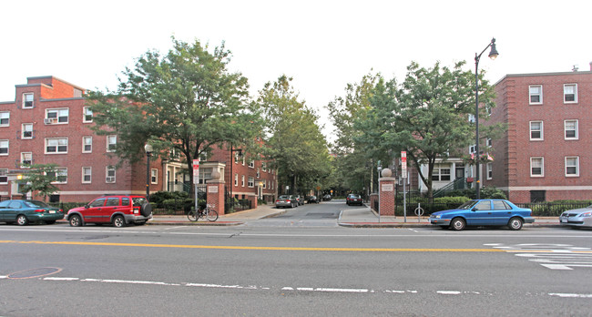 Roosevelt Towers Low & Mid- Rise in Cambridge, MA - Foto de edificio - Building Photo
