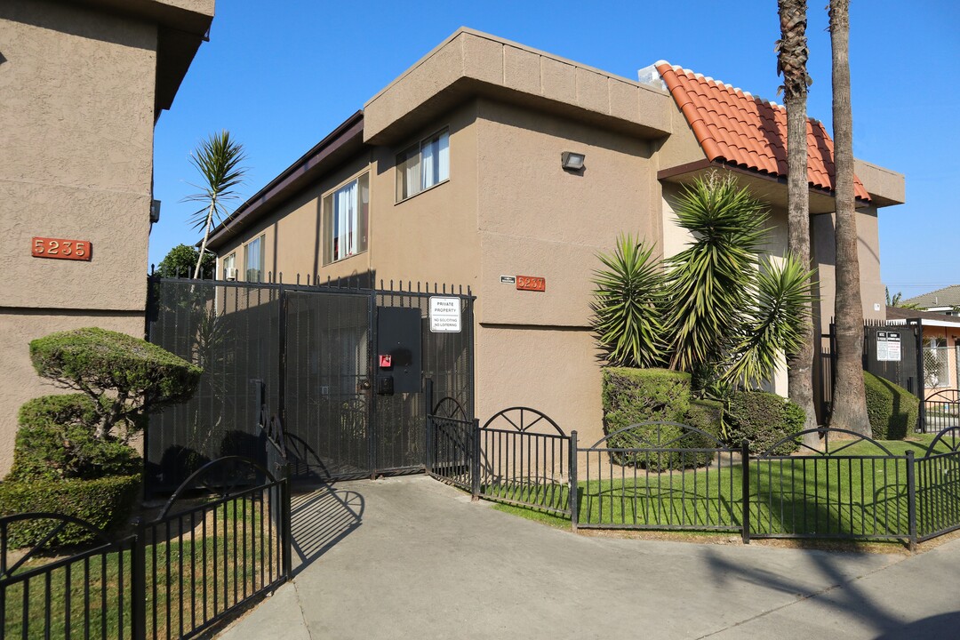 Elizabeth Street Apartments in Bell, CA - Building Photo