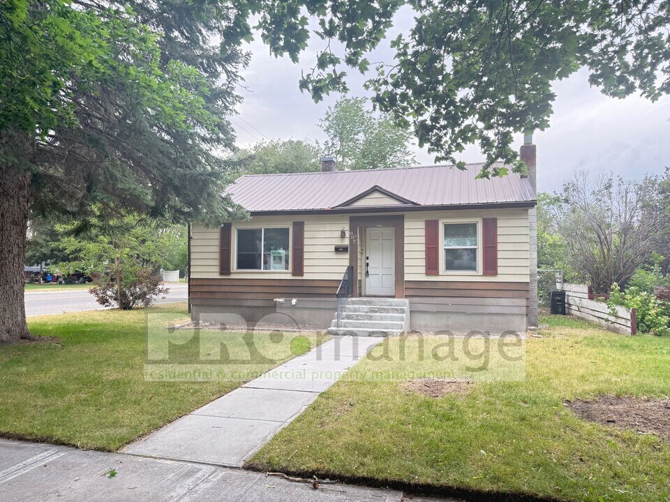 997 S University Ave in Blackfoot, ID - Building Photo