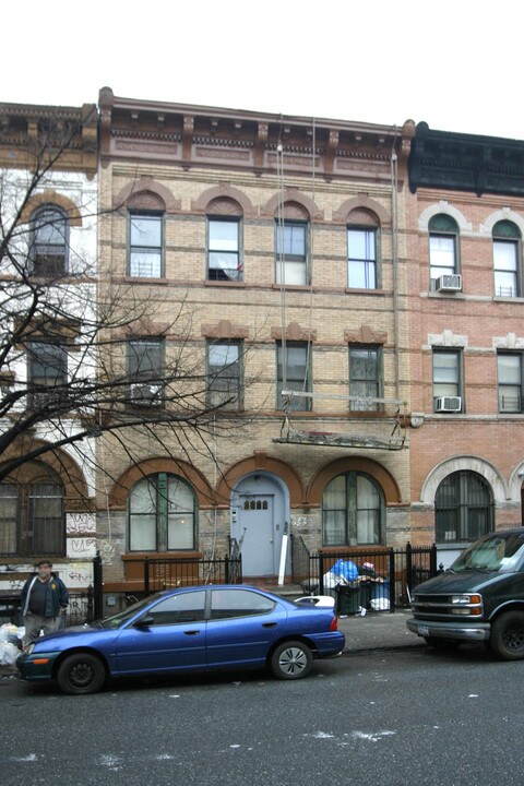 233 Stanhope St in Brooklyn, NY - Building Photo