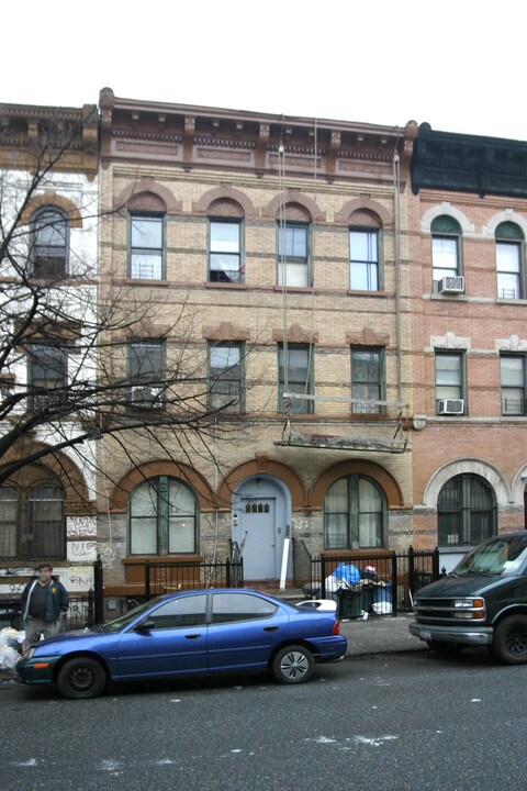 233 Stanhope St in Brooklyn, NY - Foto de edificio