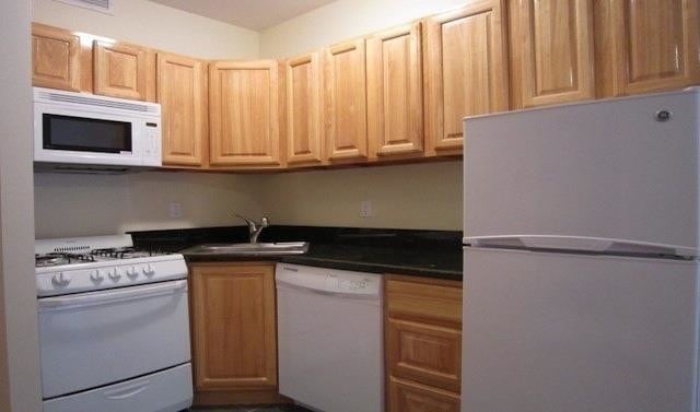 447 W 47th St-Unit -7 in New York, NY - Building Photo - Building Photo