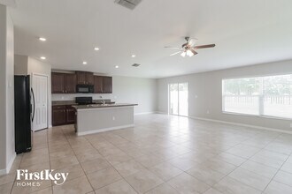 10621 Standing Stone Dr in Wimauma, FL - Foto de edificio - Building Photo