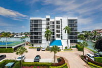 Vanderbilt Bay I in Naples, FL - Building Photo - Building Photo