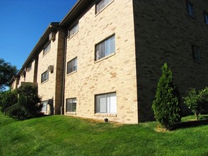 Valley Forge Apartments in Coralville, IA - Building Photo - Building Photo