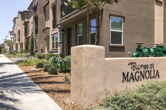 Townes at Magnolia Residential in Anaheim, CA - Foto de edificio - Building Photo