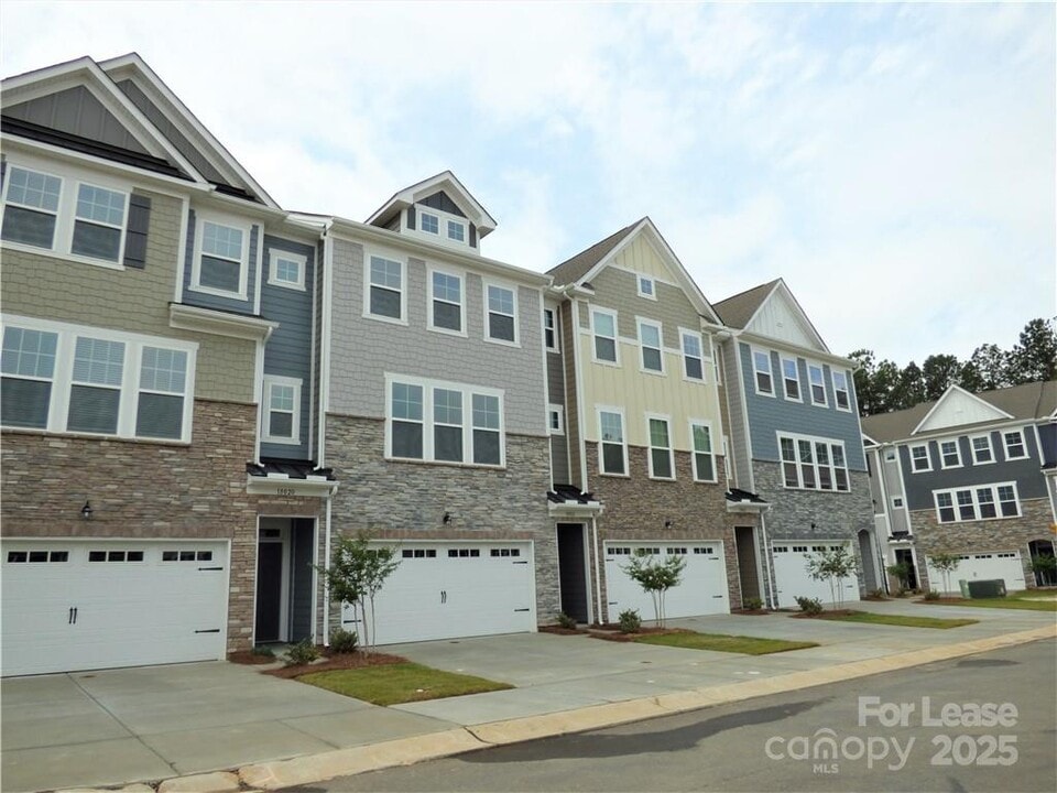 18016 Ardrey Park Dr in Charlotte, NC - Foto de edificio