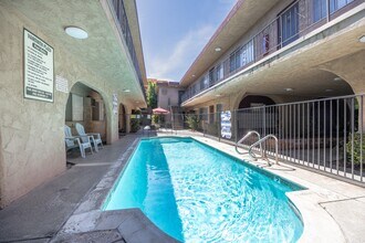 Vanowen Plaza in Van Nuys, CA - Foto de edificio - Building Photo