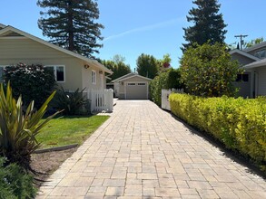 16 Tulip Ln in Palo Alto, CA - Building Photo - Building Photo