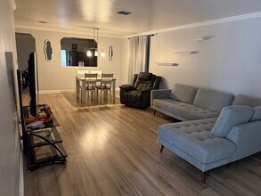 215 Mallow Grove in San Antonio, TX - Building Photo - Building Photo