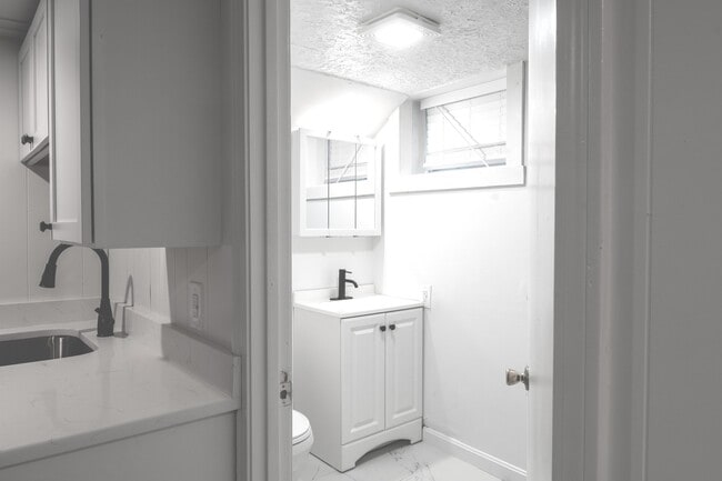 5 Stoneland Rd, Unit Garden Apartment