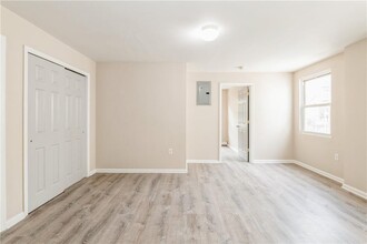 41-25 Elbertson St in Queens, NY - Foto de edificio - Building Photo
