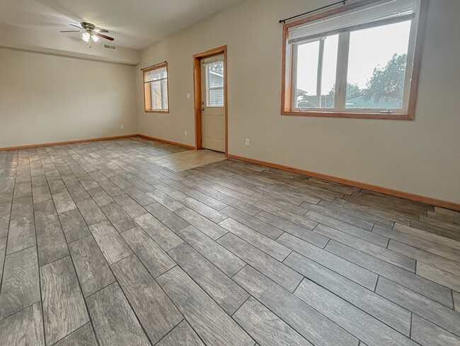 101 E Rose St, Unit 4 in Elk Point, SD - Building Photo - Building Photo