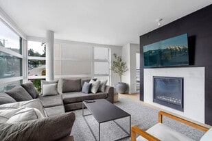 1160 Oxford St in White Rock, BC - Building Photo