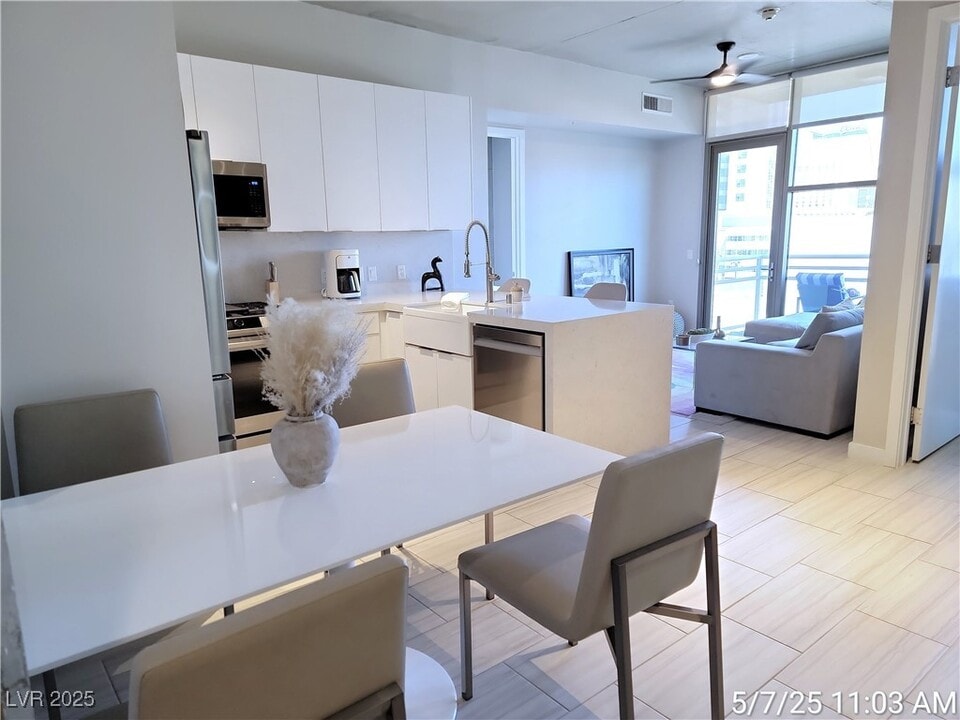 353 E Bonneville Ave in Las Vegas, NV - Building Photo