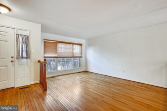 7435 Ridge Oak Ct in Springfield, VA - Foto de edificio - Building Photo