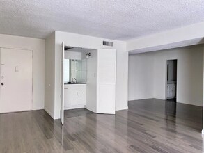 310 S Clark Dr in Los Angeles, CA - Building Photo - Building Photo