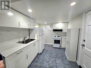 4151 Portage Rd in Niagara Falls, ON - Foto de edificio - Building Photo