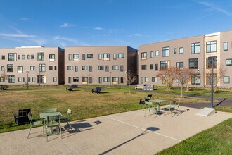 Meadows Apartments in Princeton, NJ - Foto de edificio - Building Photo