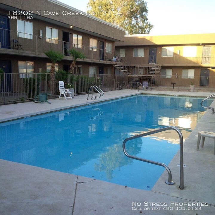 18202 N Cave Creek Rd in Phoenix, AZ - Foto de edificio