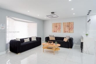 4925 Polk St in Hollywood, FL - Foto de edificio - Building Photo