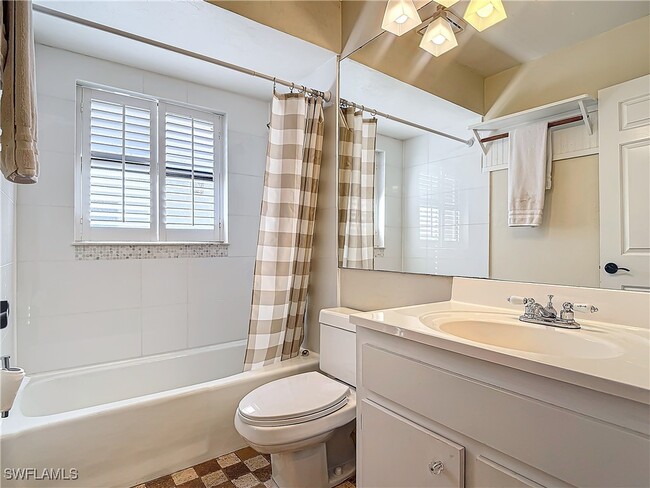 2313 Kings Lake Blvd in Naples, FL - Foto de edificio - Building Photo