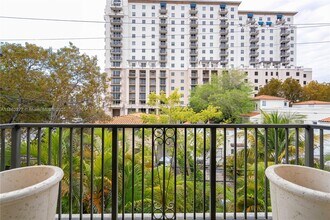 300 Majorca Ave in Coral Gables, FL - Foto de edificio - Building Photo