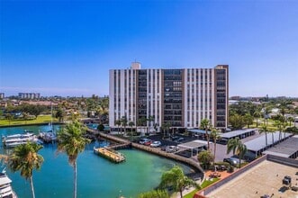 10355 Paradise Blvd in Treasure Island, FL - Foto de edificio - Building Photo