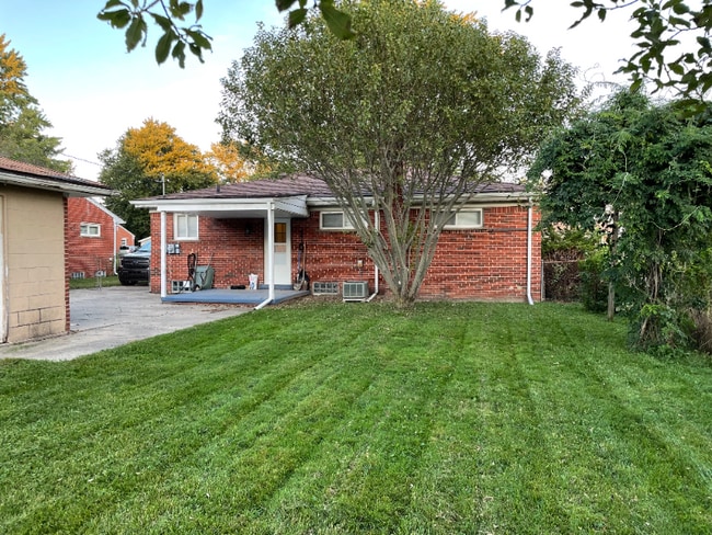 35701 Strathcona St in Clinton Township, MI - Building Photo - Building Photo