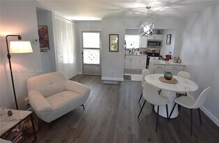 2572 Emory Dr W in West Palm Beach, FL - Building Photo