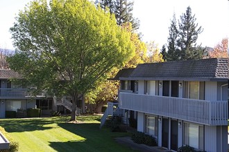 GLEN VIEW APARTMENTS in Napa, CA - Foto de edificio - Building Photo