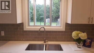 203 Erb St E in Waterloo, ON - Building Photo - Building Photo