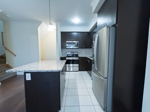 590 N Service Rd in Hamilton, ON - Building Photo - Building Photo