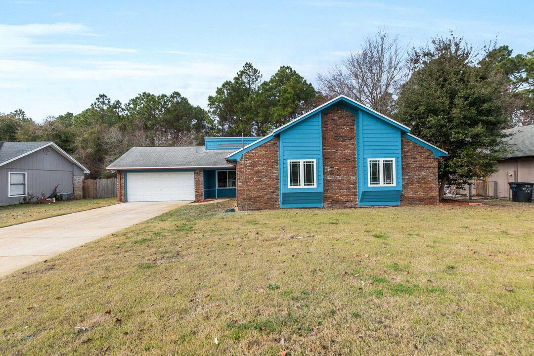 614 Avenue De La Dauphine in Mary Esther, FL - Building Photo