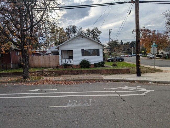 1006 West St in Redding, CA - Building Photo - Building Photo