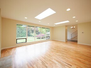 14469 NE 12th Pl in Bellevue, WA - Building Photo - Building Photo