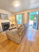 16189 SW Holland Ln in Sherwood, OR - Foto de edificio - Building Photo