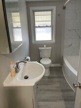 28 Leversee Ave, Unit #2 in Cohoes, NY - Foto de edificio - Building Photo