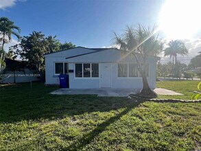 17690 NE 19th Ave in North Miami Beach, FL - Building Photo - Building Photo